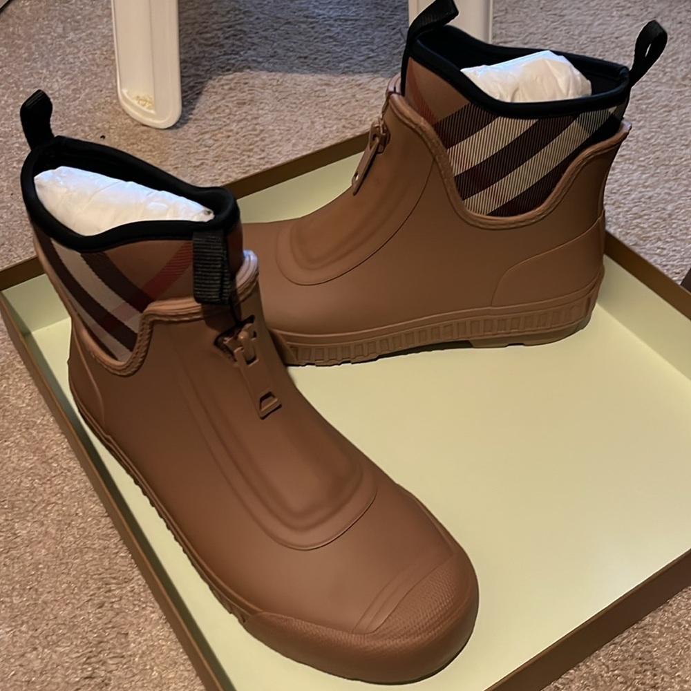 Burberry tan rain boots - Picture 2 of 5